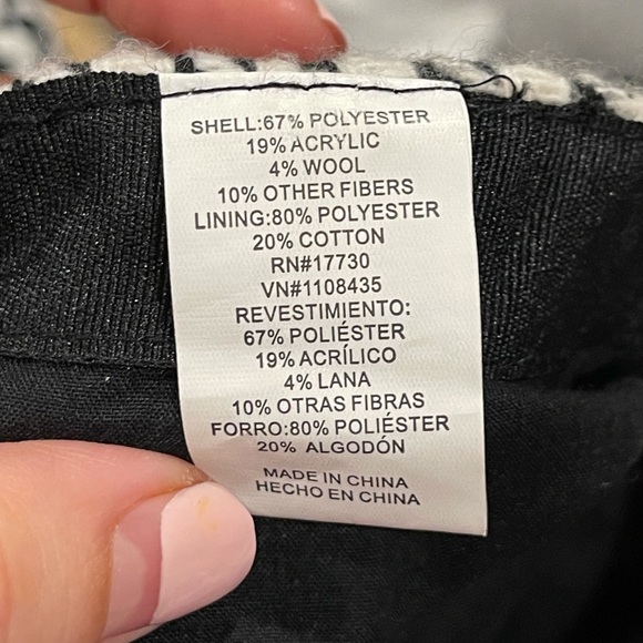 Women’s peacoat and hat - Picture 7 of 7